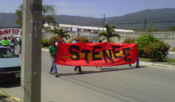 Sindicatos protestan contra alzas de combustibles