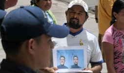 Nueva protesta realizan familiares de fallecidos en cárcel de Comayagua