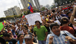 Chavistas y opositores marchan en segundo día de tensiones tras comcios