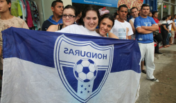 Hondureños celebran en las calles triunfo sobre España