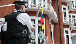 Tras asilo a Assange policía vigila embajada de Ecuador en Londres