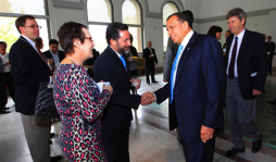 Porfirio Lobo se reúne con líderes hispanos