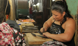 Mujeres hondureñas se abren paso en el oficio de la zapatería