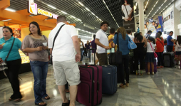 Larga espera de viajeros en la terminal