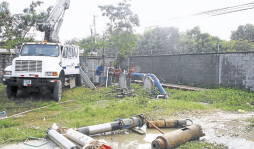 Cuadrillas de Aguas de San Pedro ponen nueva bomba en La Pradera