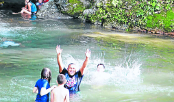Turistas se deleitan en ríos de La Ceiba