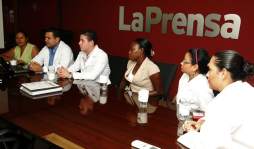 Médicos hondureños graduados en Cuba están sin trabajo