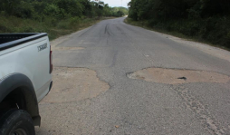 En mal estado carretera a Ticamaya