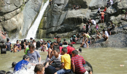 Miles de turistas disfrutan de los ríos y quebradas