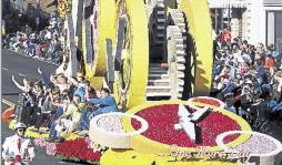 Hispanos destacan en Desfile de las Rosas
