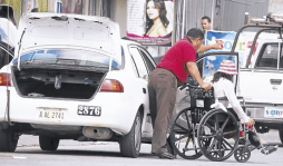 La indiferencia, el otro lastre de vivir en silla de ruedas en Honduras