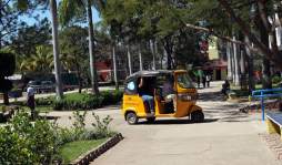 Empleados agilizan labores con mototaxi