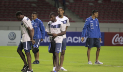 Honduras camina en el estadio del debut