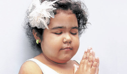 Honduras: niña que está viva de milagro ora por enfermitos