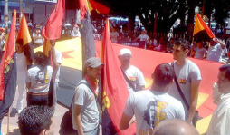 Universitarios y sindicalistas protestan en los bajos del Congreso