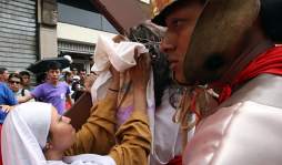 Ceibeños muestran fervor religioso en Santo Viacrucis