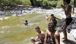 Sampedranos abarrotan balnearios