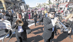 Hispanos destacan en Desfile de las Rosas