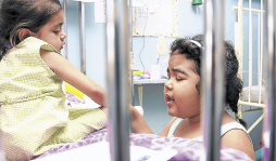 Honduras: niña que está viva de milagro ora por enfermitos