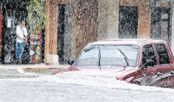 Lluvias inundan La Ceiba y cierran el aeropuerto Golosón