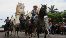 Desfile de caballos y carrozas cautivó a sampedranos