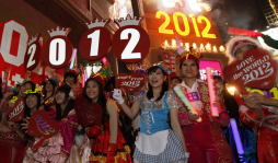 El mundo saluda el 2012 y dice adiós a un difícil año viejo