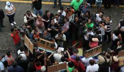 Amenazan con censura y expropiación a medios en Honduras