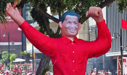 Hugo Chávez inscribe su candidatura