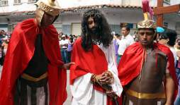 Ceibeños muestran fervor religioso en Santo Viacrucis