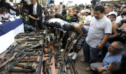 Pandilleros salvadoreños entregan armas a Insulza