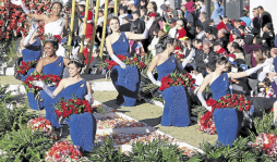 Hispanos destacan en Desfile de las Rosas