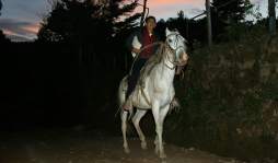 Jesús Vásquez, maestro del año en Honduras viaja 5 horas a caballo