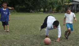 Chepito Pérez, 'el niño venadito” juega fútbol a su manera