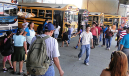 Abarrotadas las terminales de buses y el comercio de El Progreso