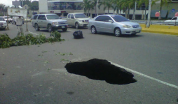 Peligro por enorme hueco en avenida sampedrana