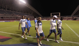 Honduras camina en el estadio del debut