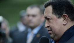 Hugo Chávez inscribe su candidatura