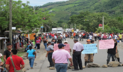 Campesinos del Muca se toman carretera hacia La Ceiba