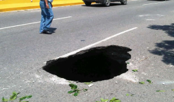 Peligro por enorme hueco en avenida sampedrana