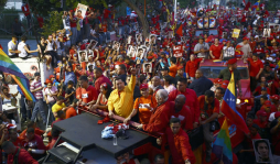 Capriles acusa a Hugo Chávez de vender 'hasta el oro”