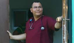 Honduras: es bombero, pero atiende desde una gripe hasta partos