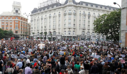 Españoles se toman calles en protesta por austeridad