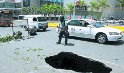 Peligro por enorme hueco en avenida sampedrana