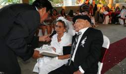 Celebran 75 años de amor con boda que habían soñado