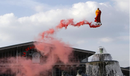 Li Wei expone arte que desafía a la gravedad