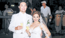 Los novios brindan