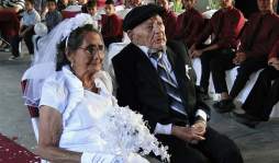 Celebran 75 años de amor con boda que habían soñado