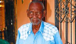 Don Julio Arriola, a sus 93 años continúa en busca de la noticia