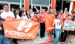 Empleados de Hondutel vuelven a protestar