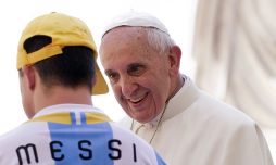 Papa deja subir a su papamóvil a un fan de Messi